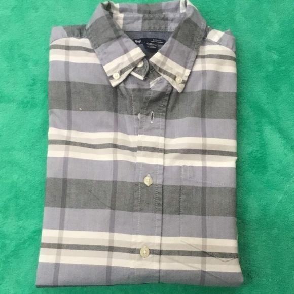 GAP Classic Fit Button Down - Picture 2 of 4